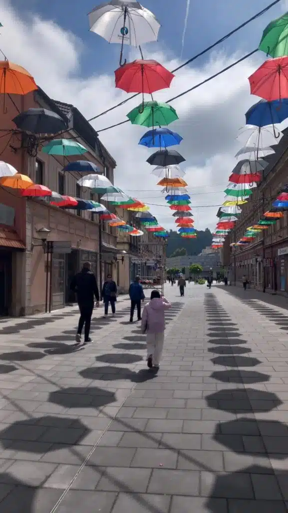 Šareni kišobrani ponovo krase Travnički korzo