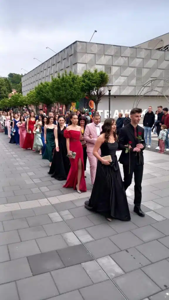 Svečani defile maturanata KŠC-a “Petar Barbarić” u Travniku (FOTO)
