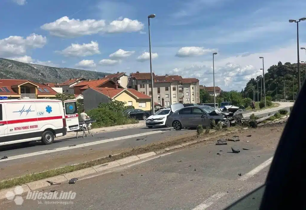 Mostar: Automobilom se zabio u stup na Bulevaru