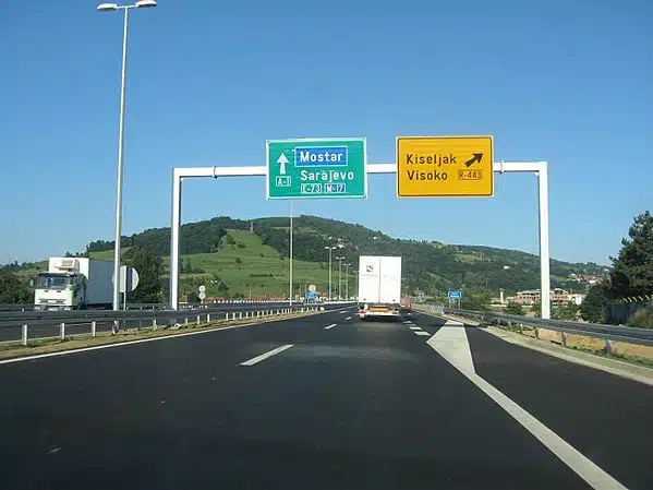 Na A-1 smjer Kakanj-Visoko saobraća se preticajnom trakom zbog oštećenja dilatacije na petlji Visoko