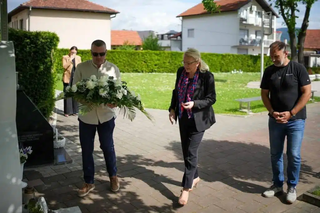 Predsjednica Federacije BiH Lidija Bradara posjetila Udrugu i Spomen obilježje “Osmica”