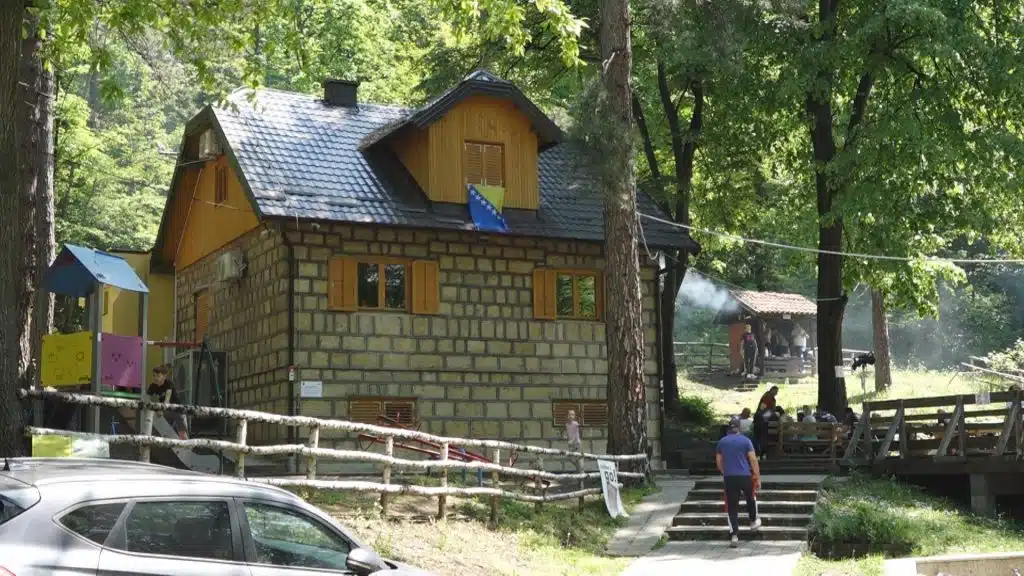 Sunce, priroda i zajedništvo: Tuzlaci proslavili Prvi maj na omiljenom izletištu Ilinčica (VIDEO)