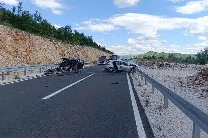 Teška prometna nesreća: Jedna osoba smrtno stradala, pet je ozlijeđeno