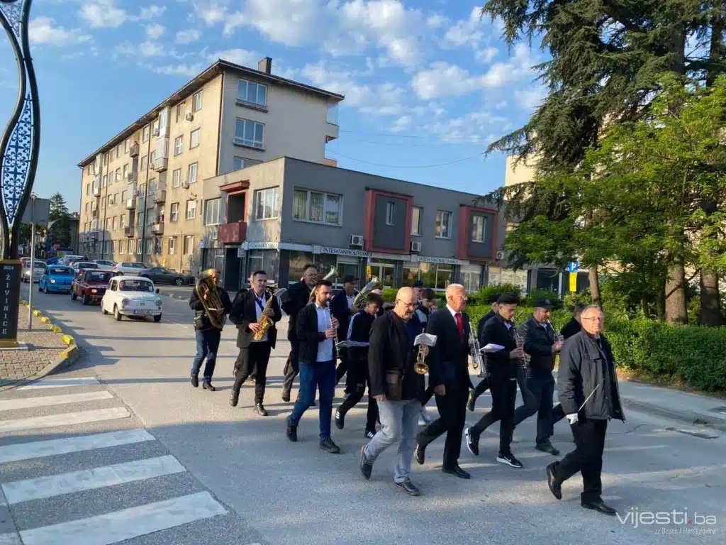 Prvomajski uranak u Živinicama: Limena glazba Konjuh i oldtimeri probudili grad tradicijom dugom preko 70 godina