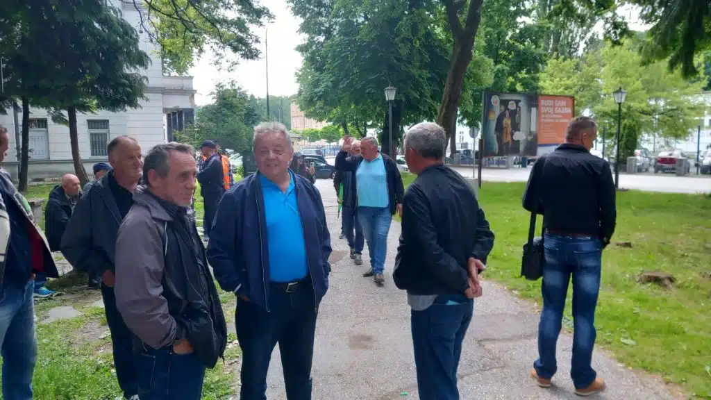 Održani protesti bivših radnika PS Vitezit ispred Općinskog suda u Travniku (FOTO)