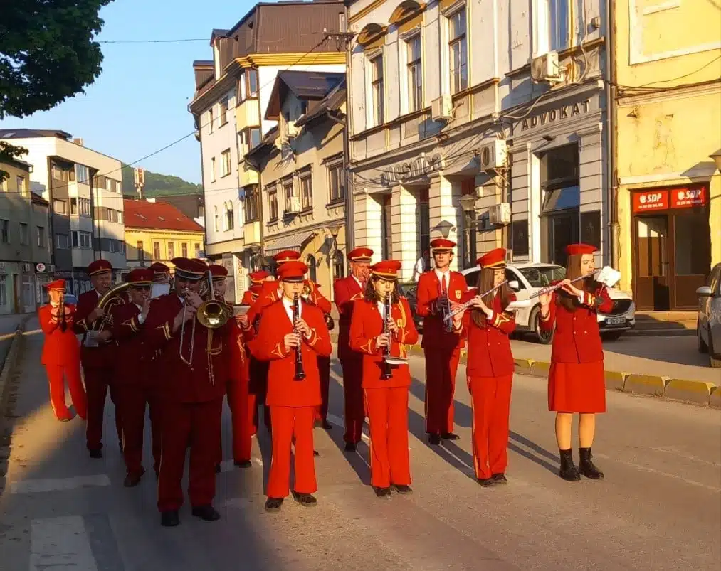 Prvomajski uranak: Muzičko društvo Travnik razveselilo građane (FOTO+VIDEO)