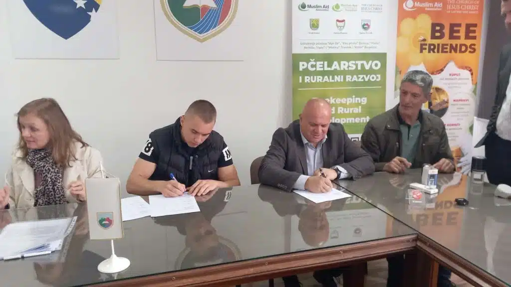 U Travniku potpisani ugovori za dodjelu pčelinjih društava i opreme (FOTO)