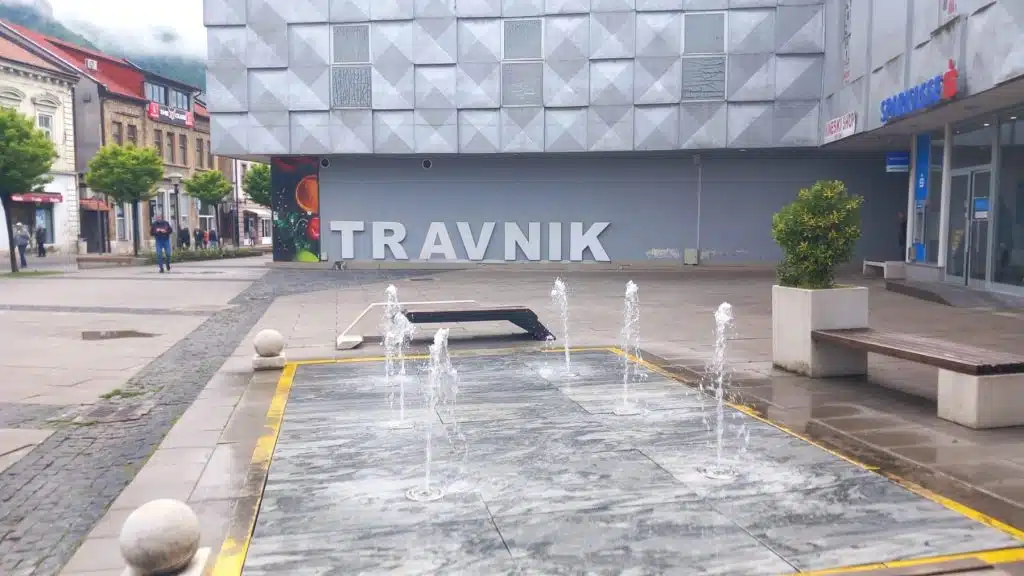 Na Centralnom gradskom trgu u Travniku puštena u rad obnovljena fontana (FOTO)