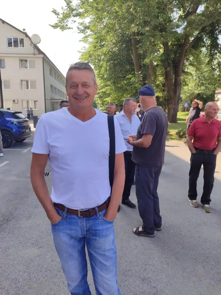 Bivši radnici PS Vitezita okupili se ispred Općine Vitez