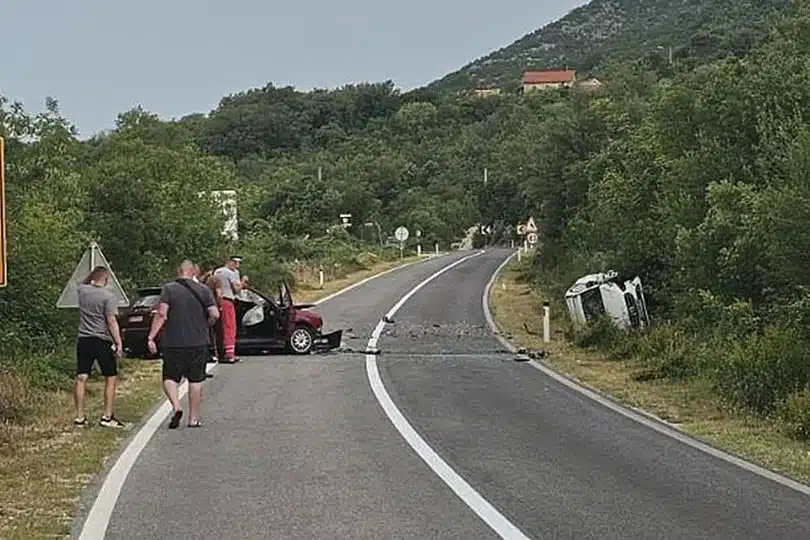 Četiri osobe ozlijeđene u teškoj nesreći kod Trebinja