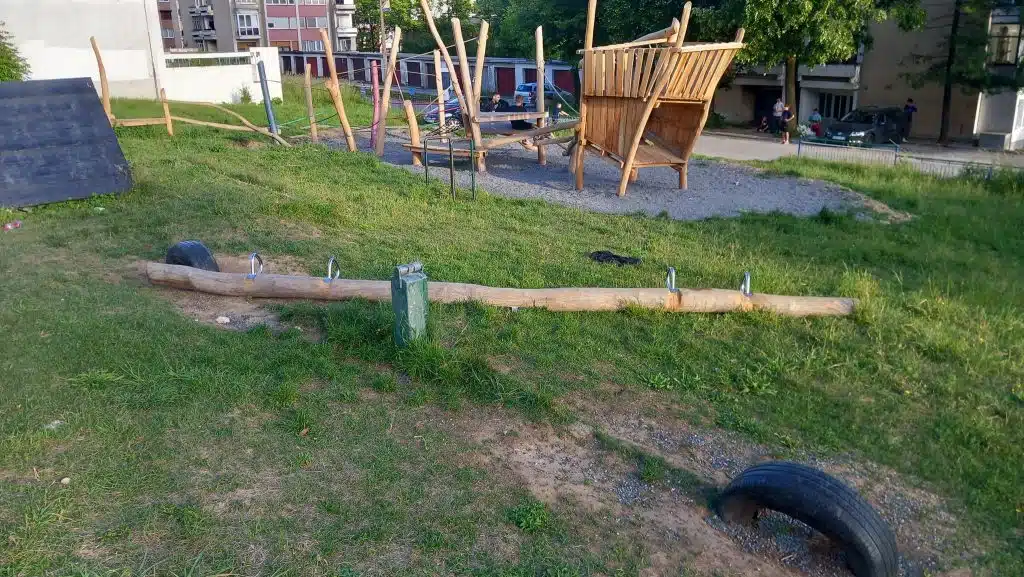 Vandalizam na Kalibunaru: Novo dječije igralište uništeno od strane neodgovornih pojedinaca (FOTO)