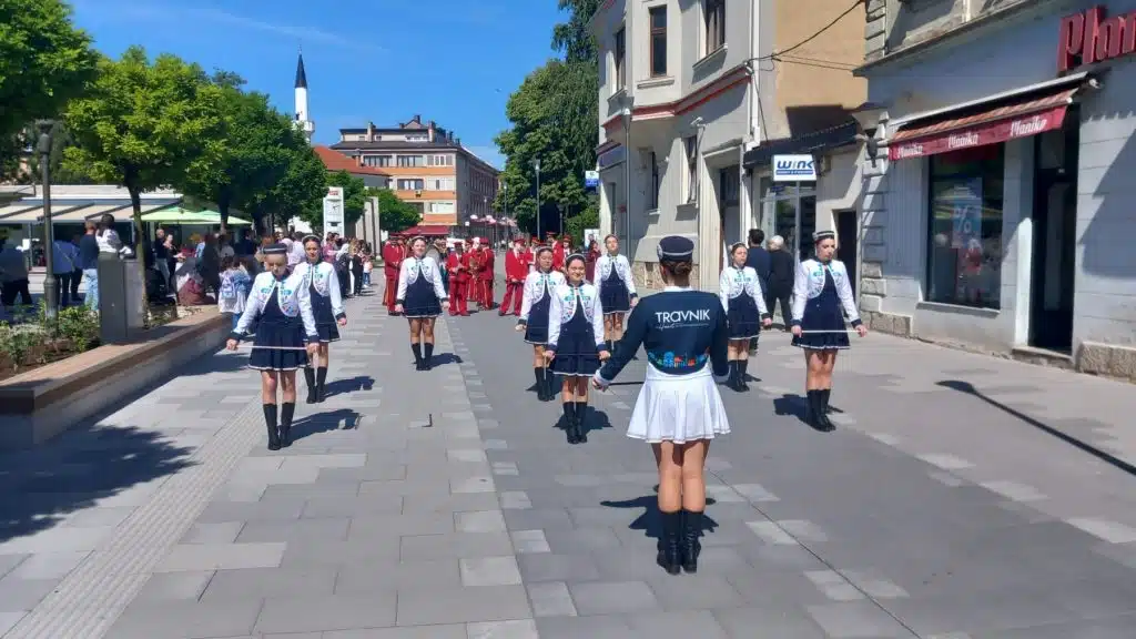 “Travničkim korzom” prodefilovali najslađi maleni maturanti privatnih predškolskih ustanova (FOTO)