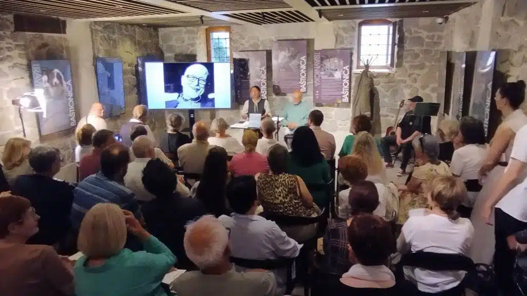(FOTO) Umjetničko večer „Snovopisanje slova“: Rusmir Agačević obilježio 50 godina umjetničkog rada