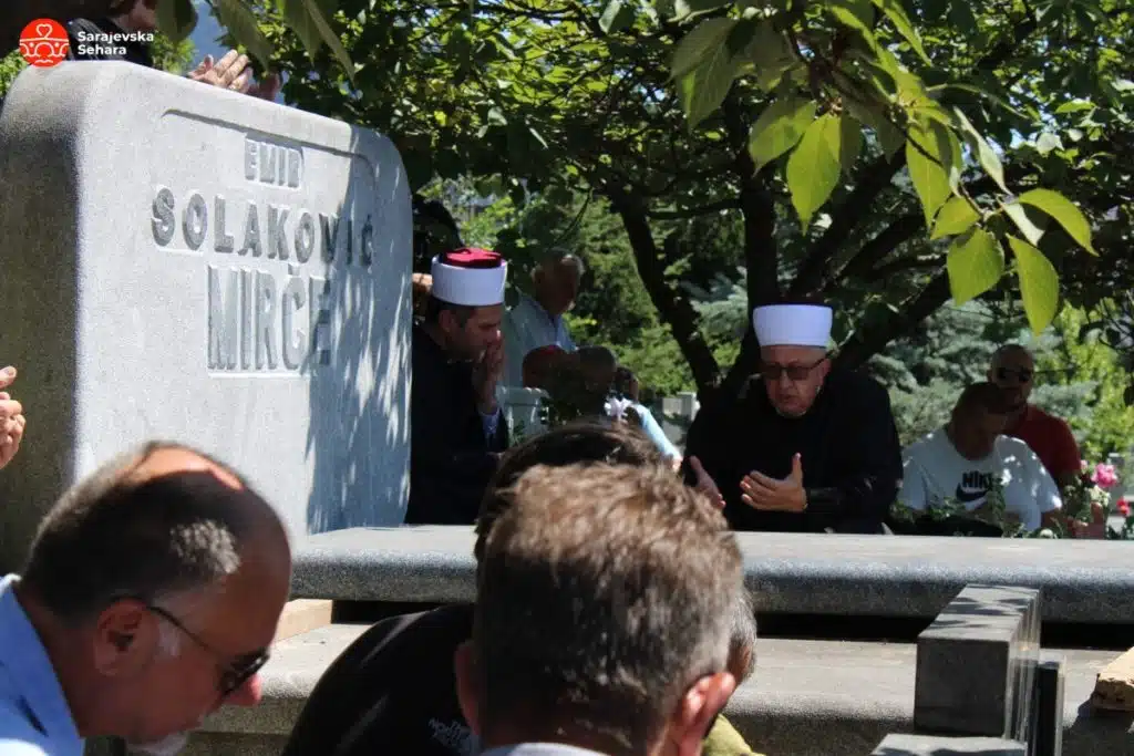 Foto/ Obavljena dženaza uglednom ljekaru prof. dr. Emiru Solakoviću