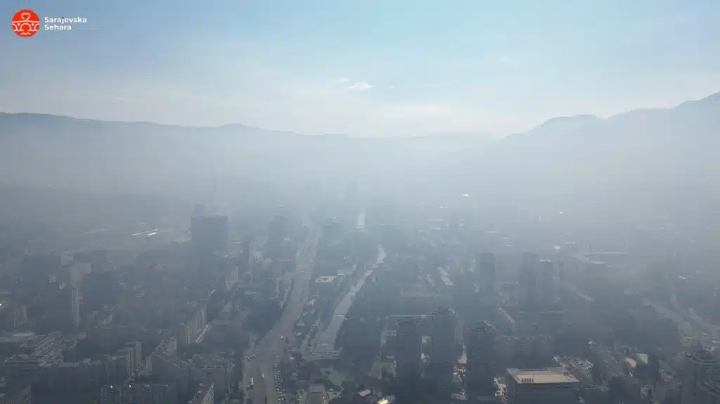 Gust dim prekrio Sarajevo zbog požara na deponiji smeća u Krupačkim stijenama