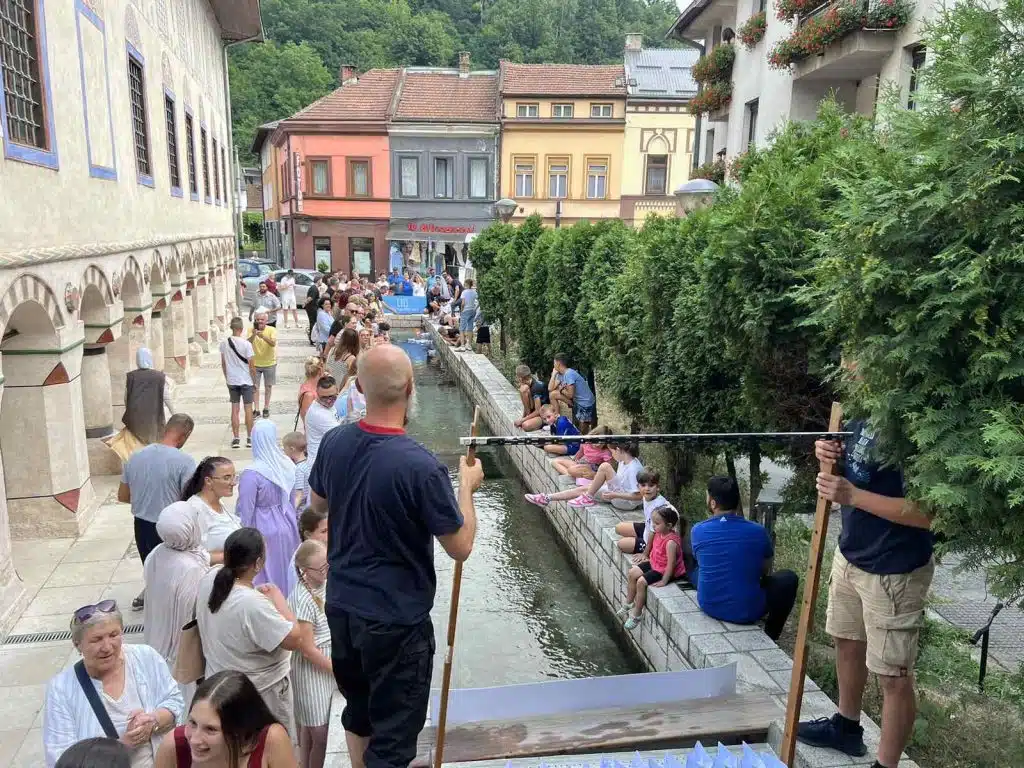 Održana tradicionalna regata papirnih brodića u Travniku: Humanitarno srce građana za Emsada Osmanovića (FOTO)