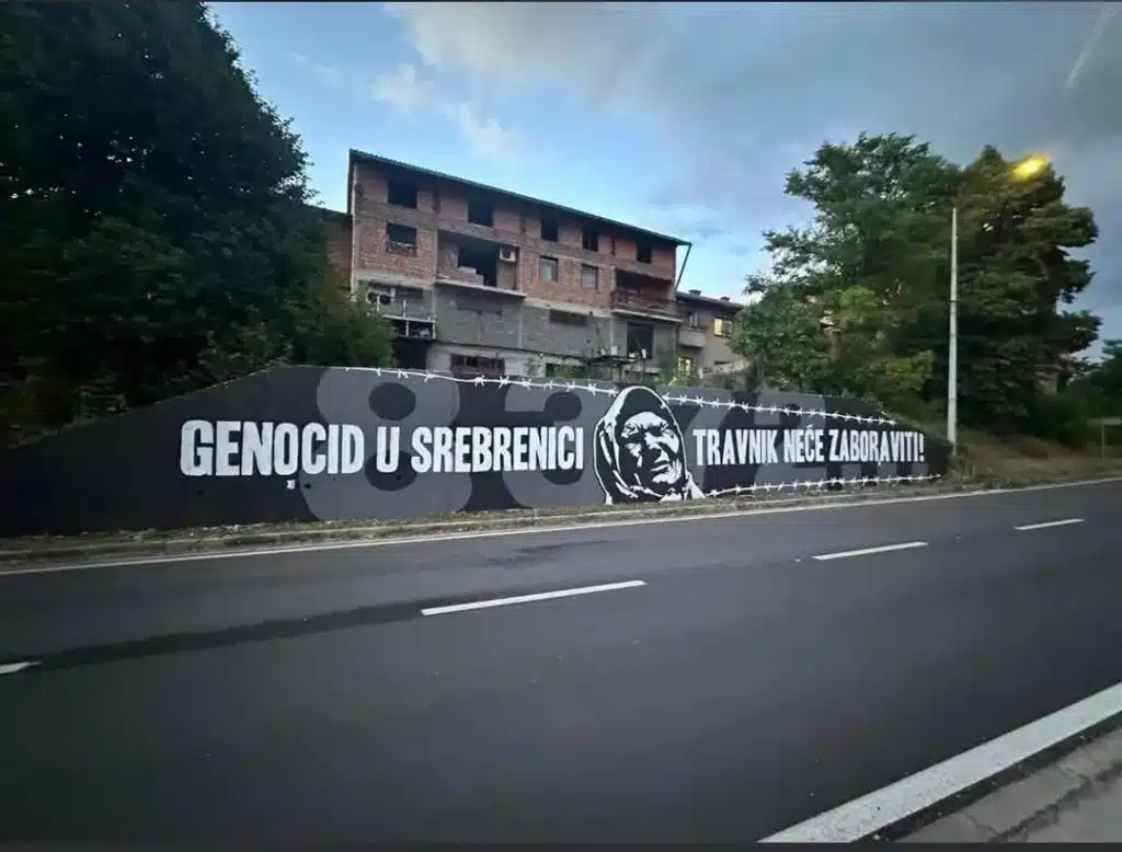 (FOTO) Na Kalibunaru osvanuo grafit posvećen Srebrenici: “Travnik neće zaboraviti”