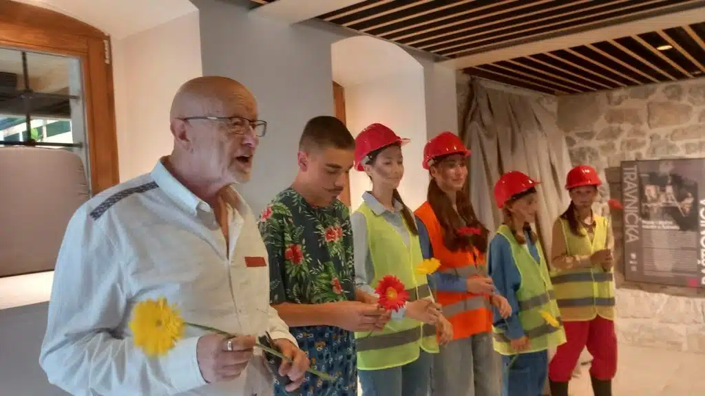 (FOTO) Održana premijera predstave “Cvrčak i mrav”: Mladi glumci Fabrik Mini Teatra oduševili publiku