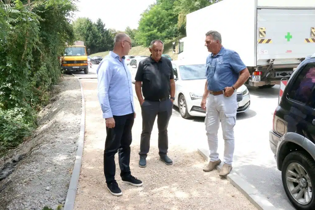 U toku uređenje trotoara na više lokacija u Tuzli
