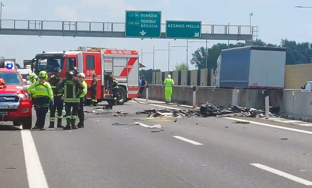 Mali zrakoplov se srušio na autocestu u Italiji, poginule dvije osobe