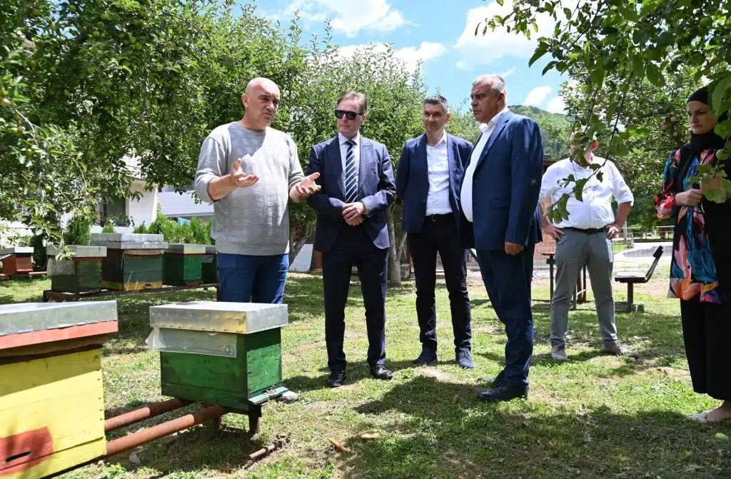 Ministar Hrnjić posjetio Donji Vakuf: Podrška lokalnim proizvođačima i mladim poljoprivrednicima