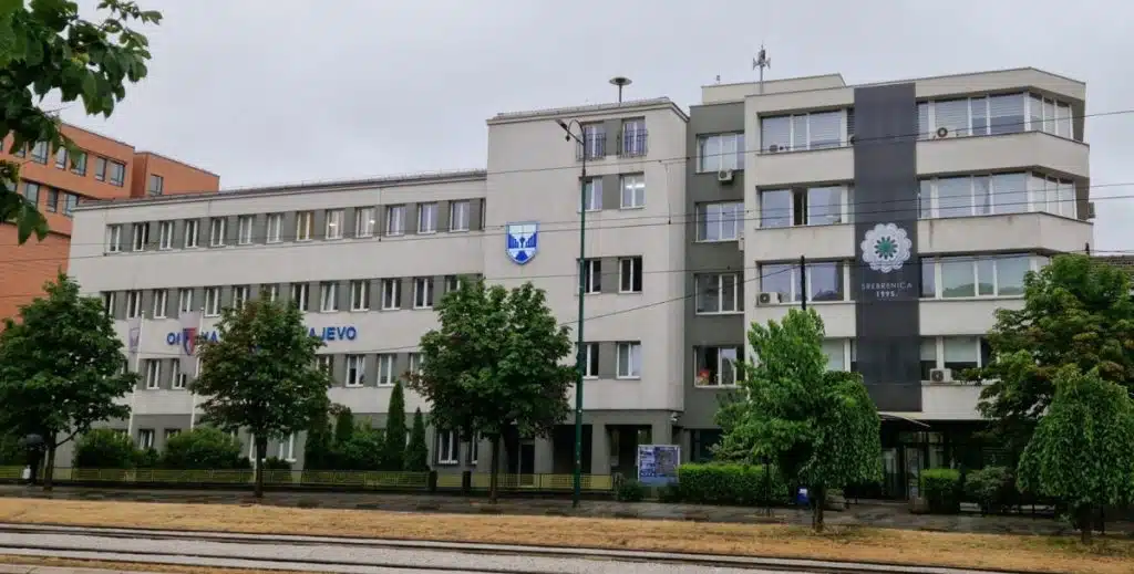 Na zgradi Općine Novo Sarajevo istaknut Cvijet Srebrenice