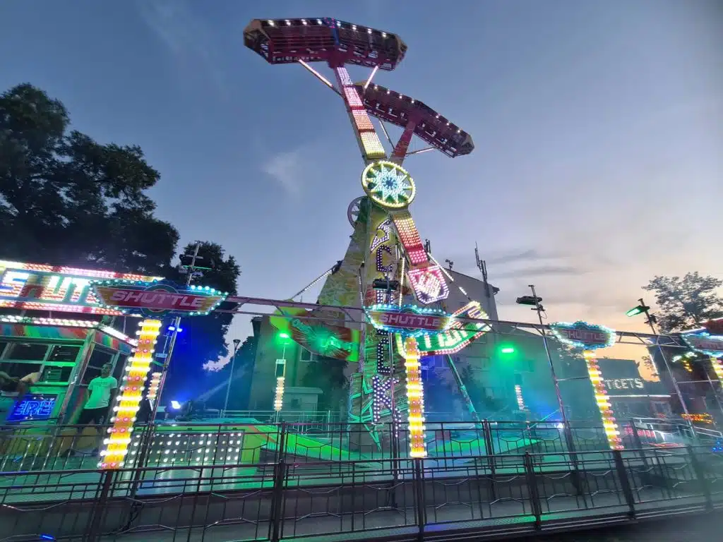Luna Park Europa već danima privlači brojne posjetitelje u Tuzli – provedite nezaboravno veče uz zabavu za sve generacije! (FOTO)