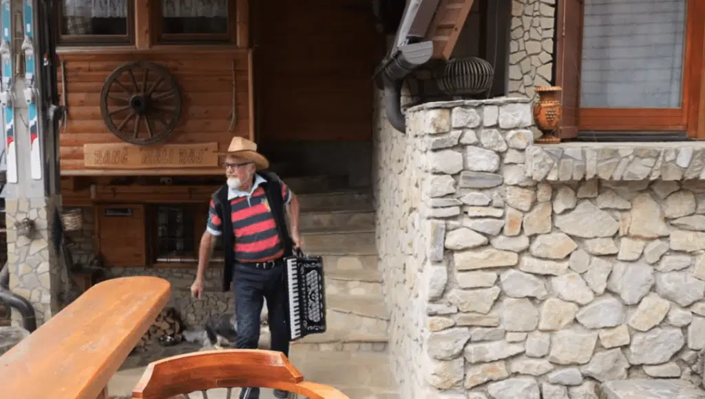 Jedini stanovnik Galice na Vlašiću i ljeti čuva uspomene na velike snjegove (VIDEO)