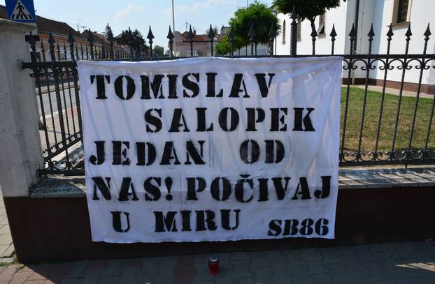 Slavonski Brod : Navija?i Dinama odali po?ast Tomislavu Salopeku