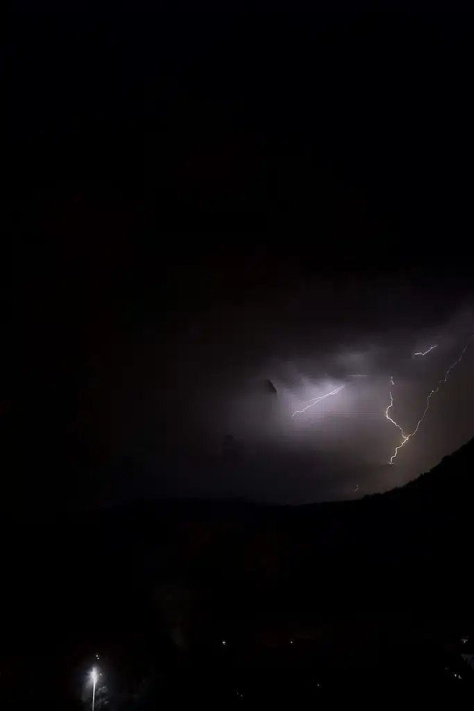 FOTO: Pogledajte večerašnje munje u Vitezu kroz objektiv mlade fotografkinje Mejre iz Viteza