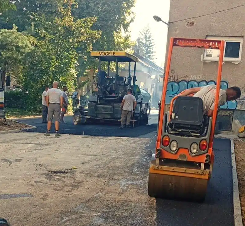 Tuzla: Završna faza radova na sanaciji i asfaltiranju kolsko pješačkih staza u ulici Aleja Alije Izetbegovića