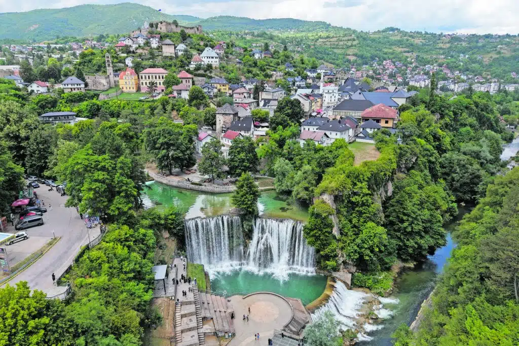Drama u Jajcu: Mlađi muškarac skočio s vodopada visokog 21 metar, zadobio je teže ozljede