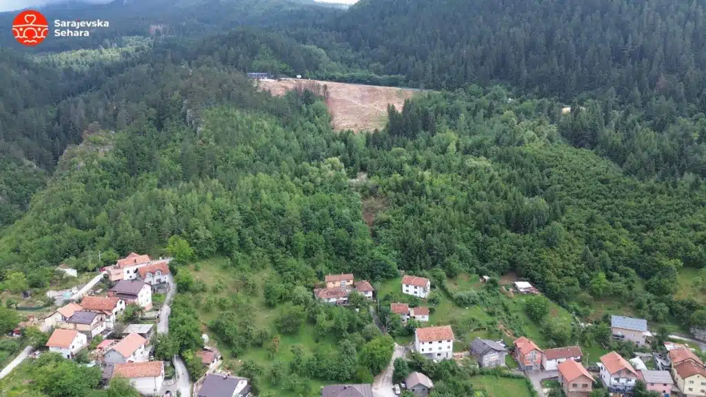 Građani Širokače razočarani: “Vlast paradira po SFF-u, dok nama kuće klize i propadaju”