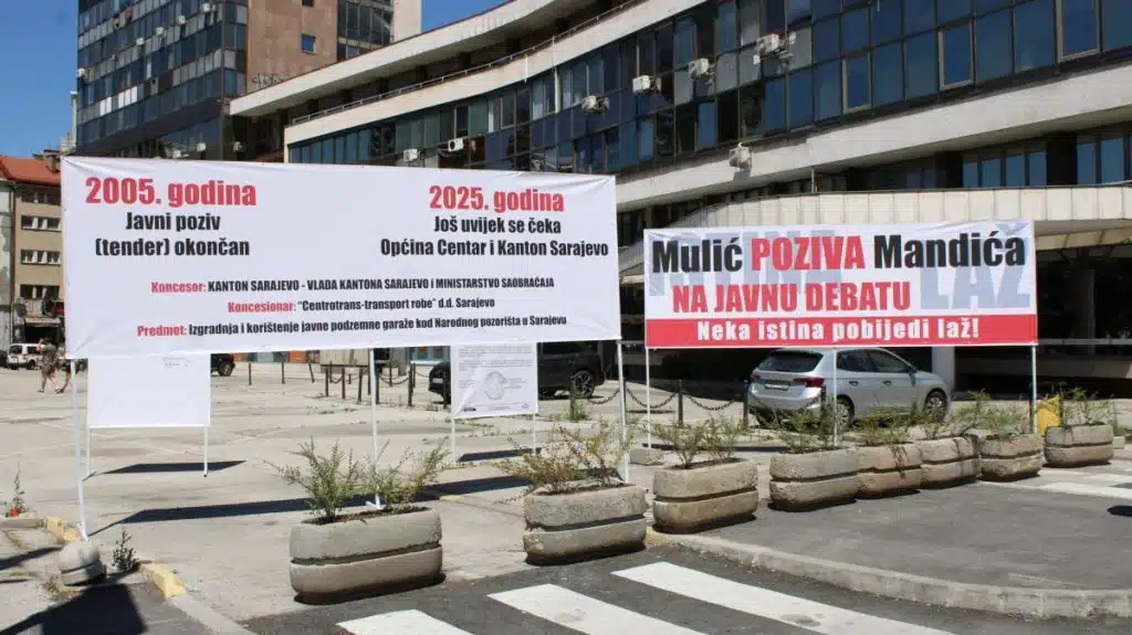 Hajrudin Mulić tvrdi da je uklanjanje transparenata kod Narodnog pozorišta krivično djelo