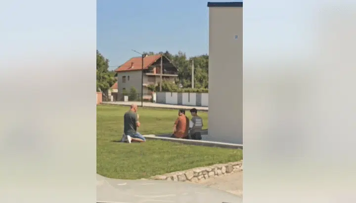 (VIDEO) Dirljiva scena u Novoj Biloj, muslimani i katolik zajedno se molili za mir i zajedništvo