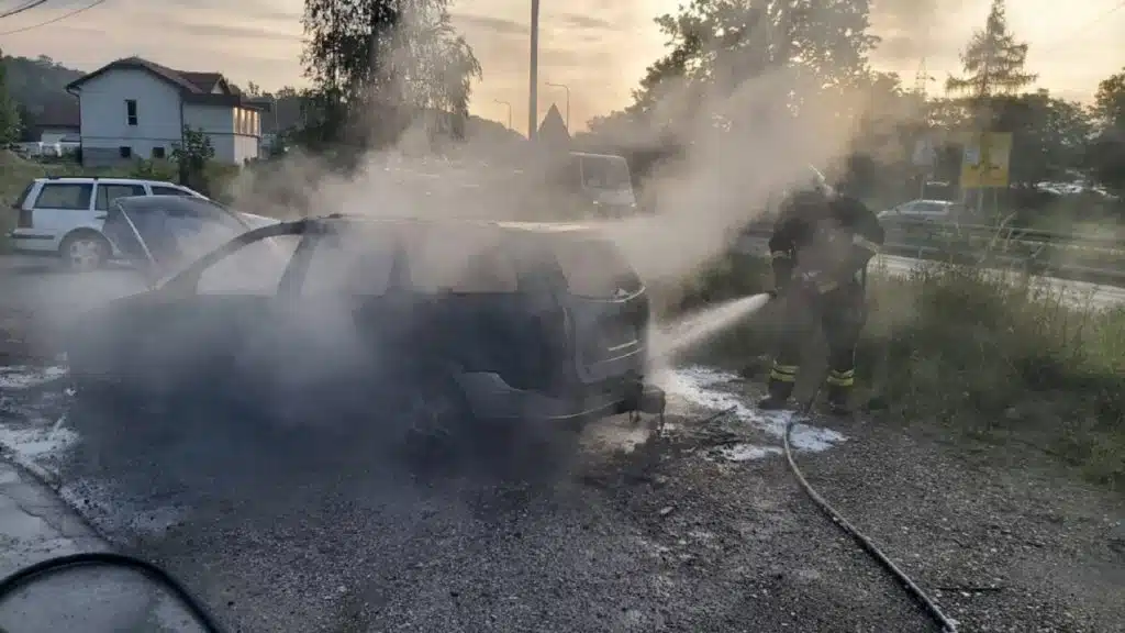 Tuzla: Vatrogasci gasili požar na automobilu