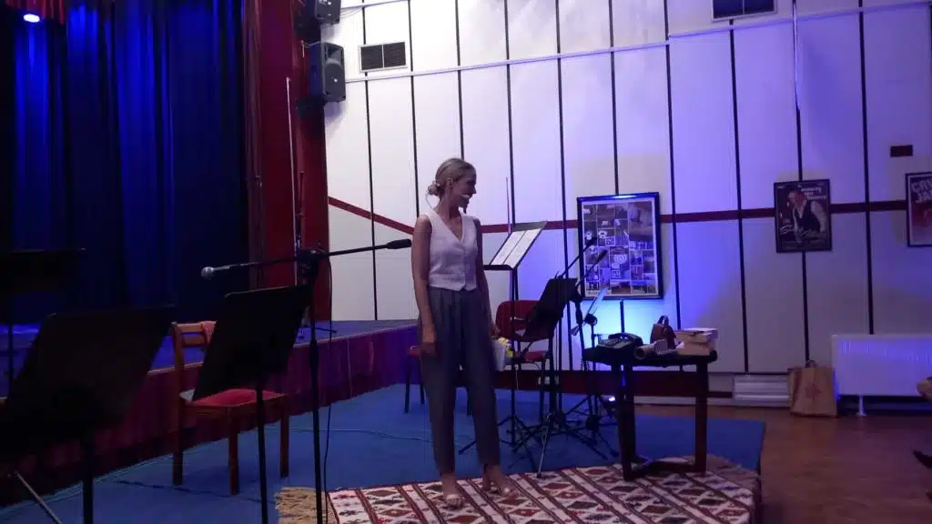 Ena Rajić oduševila Travničane na satirično-poetskoj večeri u sklopu “Dana dijaspore Travnik 2025”