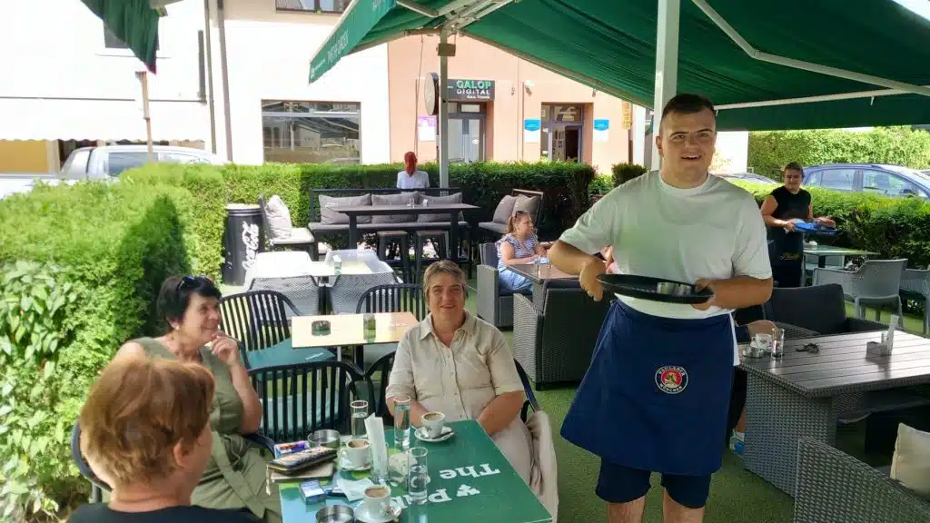Travnik: Članovi udruženja ”Sreća za sve” rade u Pubu The Garden (FOTO)