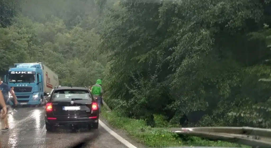 Teška saobraćajna nesreća kod Kladnja: Jedna osoba poginula, druga povrijeđena