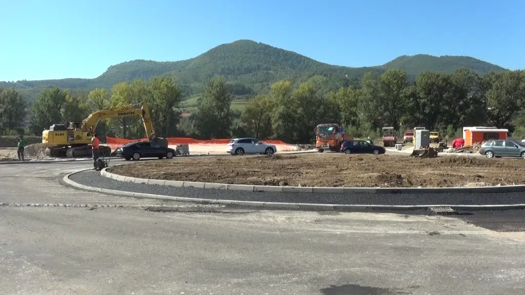 U toku su završni radovi na asfaltiranju kružne raskrsnice na lokalitetu magistralne ceste M17 – spoj sa naseljem Perin Han (Termika)