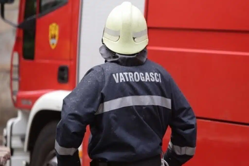 Ljubuški vatrogasci spasili stariju ozlijeđenu osobu iz zaključanog stana