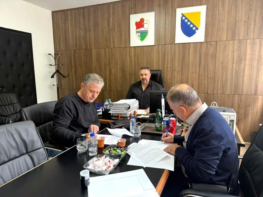 Ministar Šečibović potpisao ugovore o dodjeli sredstava za dva udruženja iz SBK-a