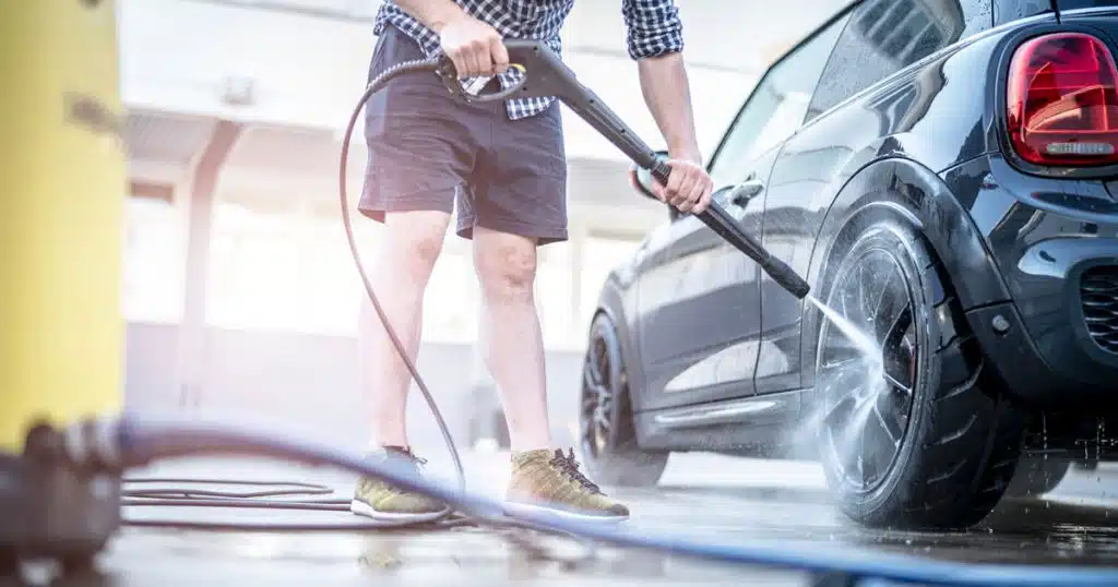 Muškarca u Dalmaciji ubila struja dok je prao automobil