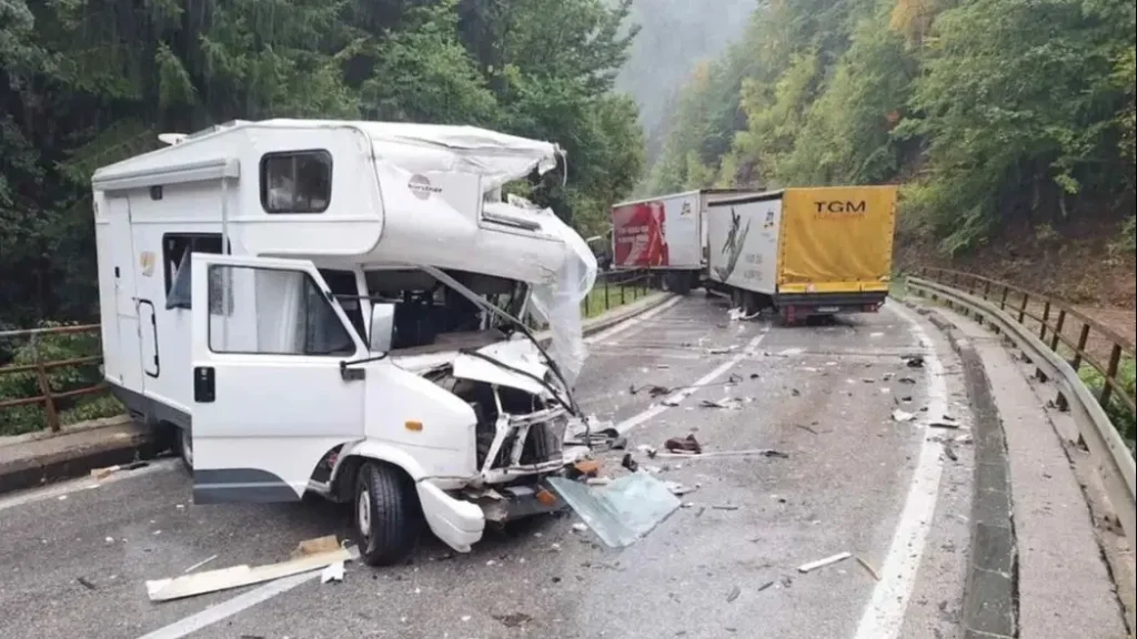 Tri osobe ozlijeđene u teškoj nesreći kod Travnika, među njima i trudnica