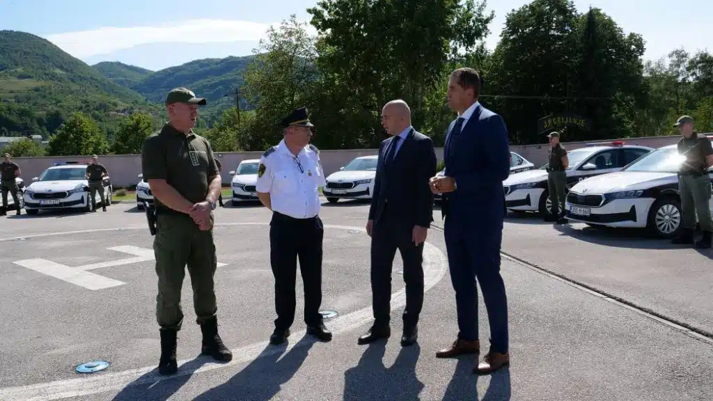 Vlada ZDK uručila nova vozila Upravi policije MUP-a