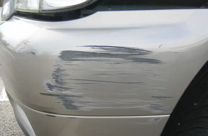 Zbog navijačke pjesme oštetili dva automobila na parkingu diskoteke u Posušju