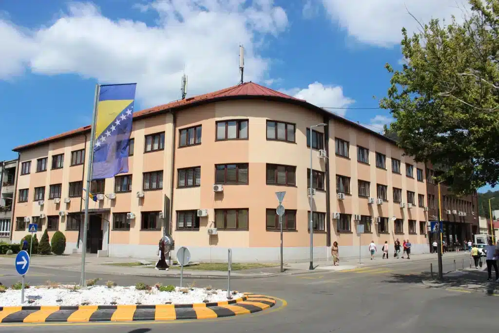 Incident u školi u Tuzli: 12-godišnji učenik prijetio vršnjaku hladnim oružjem