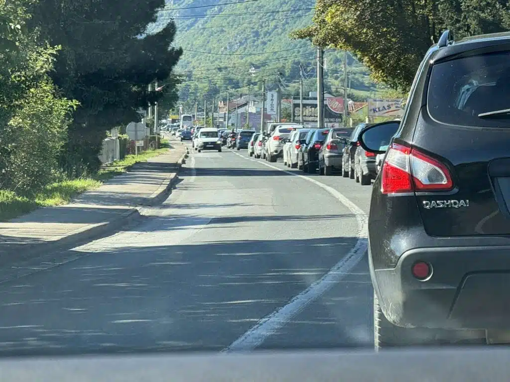 (FOTO) Vozači naoružajte se strpljenjem: U Travniku zabilježene velike saobraćajne gužve