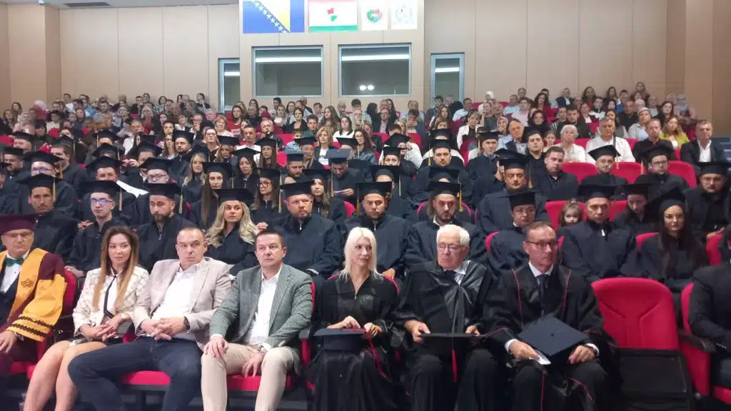 (FOTO) Svečano održana promocija doktora nauka, magistranata i diplomanata Internacionalnog univerziteta Travnik