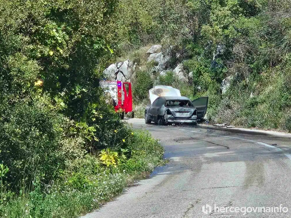 Potpuno izgorio automobil na cesti Mostar – Goranci